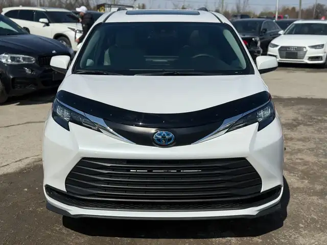 2025 Toyota Sienna Hybrid XLE 8 Passengers - Photo 2