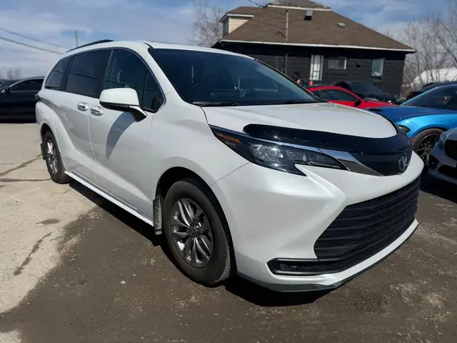 2025 Toyota Sienna Hybrid XLE 8 Passengers - Photo 3