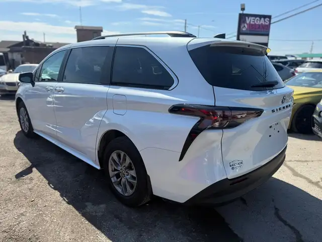 2025 Toyota Sienna Hybrid XLE 8 Passengers - Photo 4
