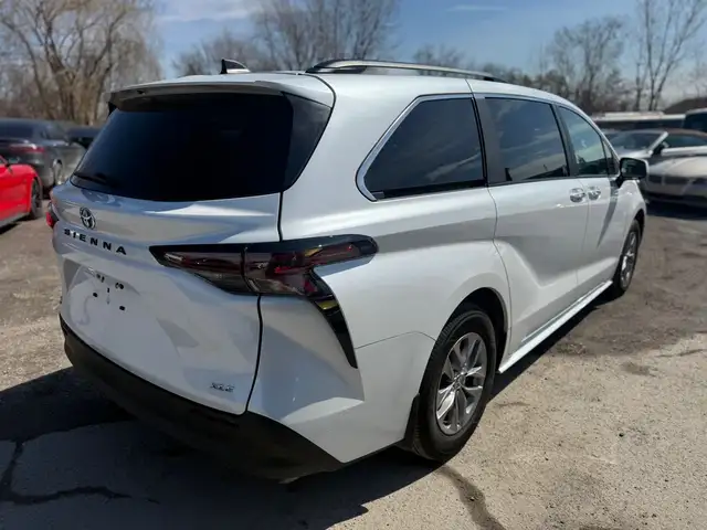 2025 Toyota Sienna Hybrid XLE 8 Passengers - Photo 6