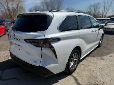 2025 Toyota Sienna Hybrid XLE 8 Passengers - Photo 6