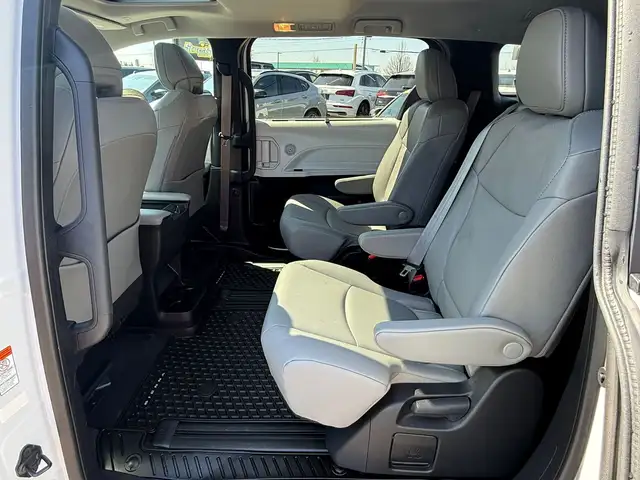 2025 Toyota Sienna Hybrid XLE 8 Passengers - Photo 8