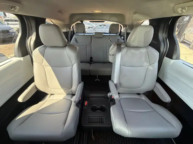 2025 Toyota Sienna Hybrid XLE 8 Passengers - Photo 11