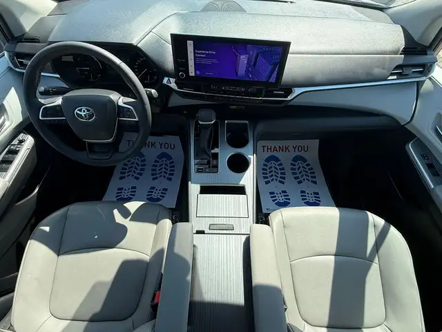 2025 Toyota Sienna Hybrid XLE 8 Passengers - Photo 12