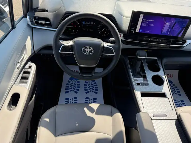 2025 Toyota Sienna Hybrid XLE 8 Passengers - Photo 13