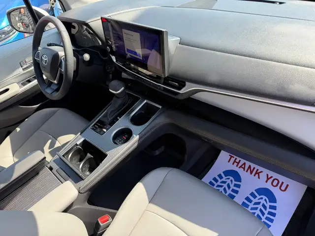 2025 Toyota Sienna Hybrid XLE 8 Passengers - Photo 26