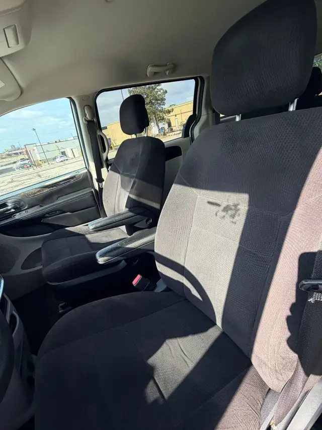 2011 Dodge Grand Caravan Express Front-wheel Drive Passenger Van - Photo 11