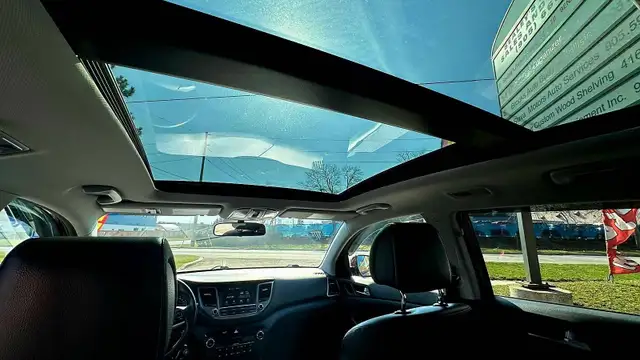2018 Hyundai Tucson 2.0L LUXURY - AWD - PANO SUNROOF - NO ACCIDE - Photo 2