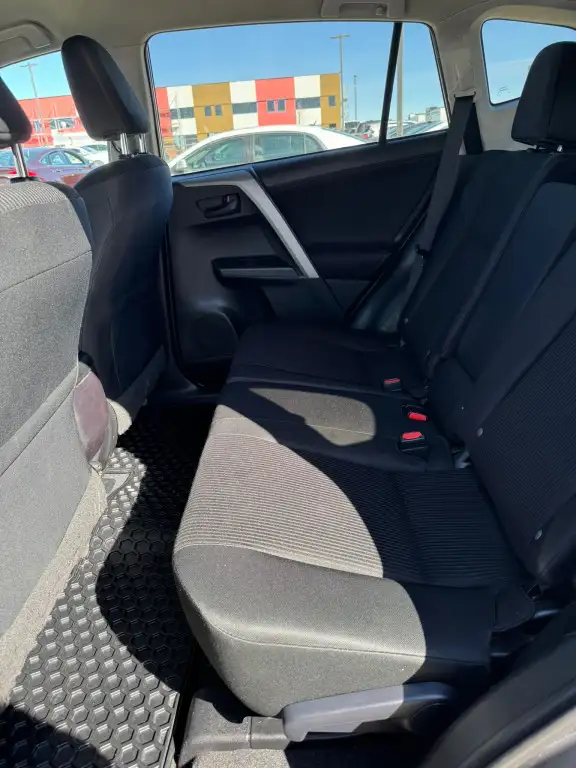 2017 Toyota RAV4 LE AWD : Well Serviced - Photo 9