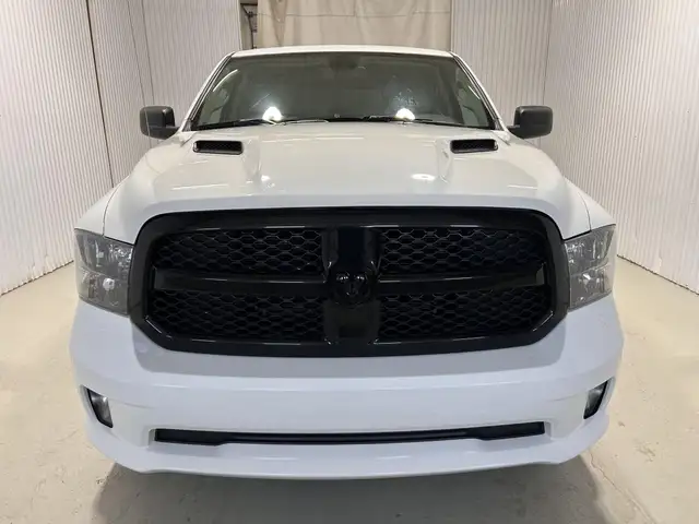 RAM 1500 Classic Express Quad Cab 4x4 caisse de 6 pi 4 po 2022 à - Photo 3