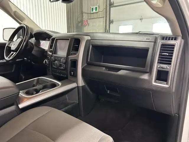 RAM 1500 Classic Express Quad Cab 4x4 caisse de 6 pi 4 po 2022 à - Photo 19
