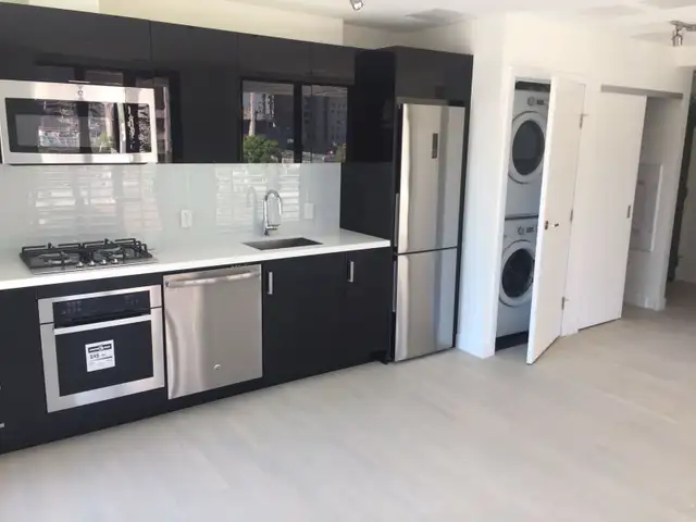 Free utilities - Modern downtown 2 bedroom condo - Photo 2