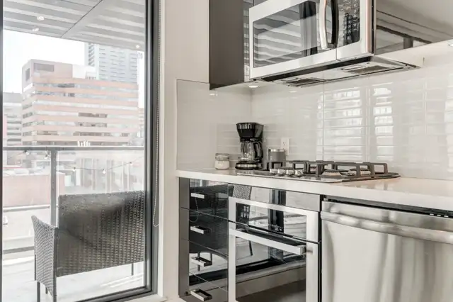 Free utilities - Modern downtown 2 bedroom condo - Photo 4