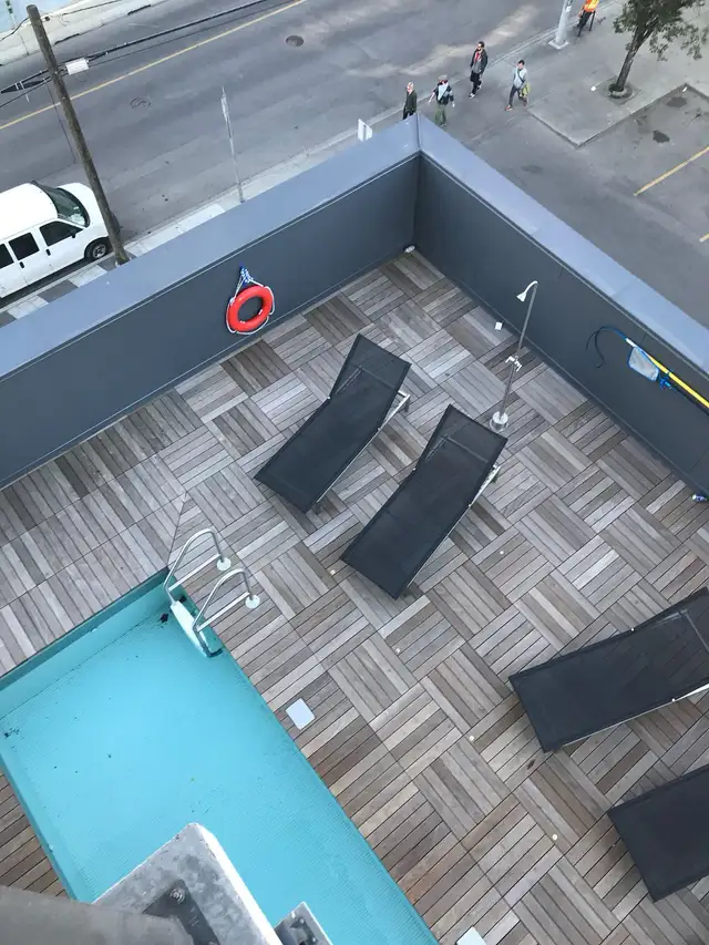 Free utilities - Modern downtown 2 bedroom condo - Photo 9