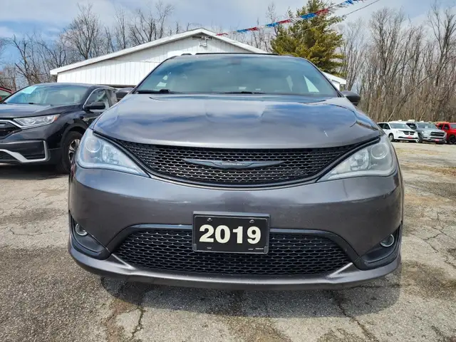 2019 CHRYSLER PACIFICA TOURING - L - Photo 3