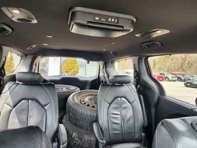 2019 CHRYSLER PACIFICA TOURING - L - Photo 11