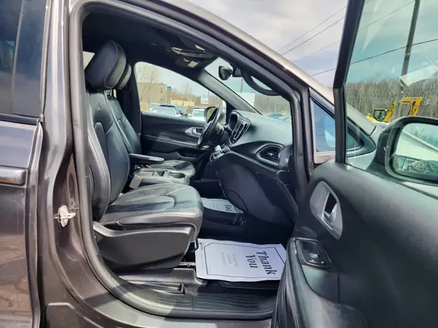 2019 CHRYSLER PACIFICA TOURING - L - Photo 16