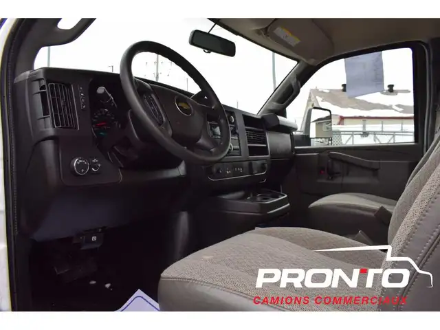 2025 Chevrolet Express Commercial Cutaway 3500  Cube 14 pieds - Photo 16