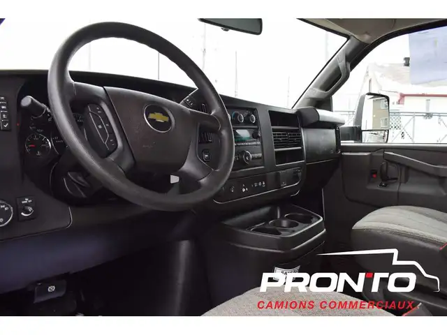 2025 Chevrolet Express Commercial Cutaway 3500  Cube 14 pieds - Photo 17