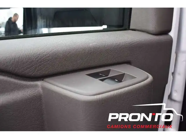 2025 Chevrolet Express Commercial Cutaway 3500  Cube 14 pieds - Photo 19