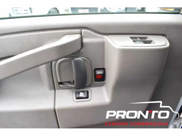 2025 Chevrolet Express Commercial Cutaway 3500  Cube 14 pieds - Photo 21