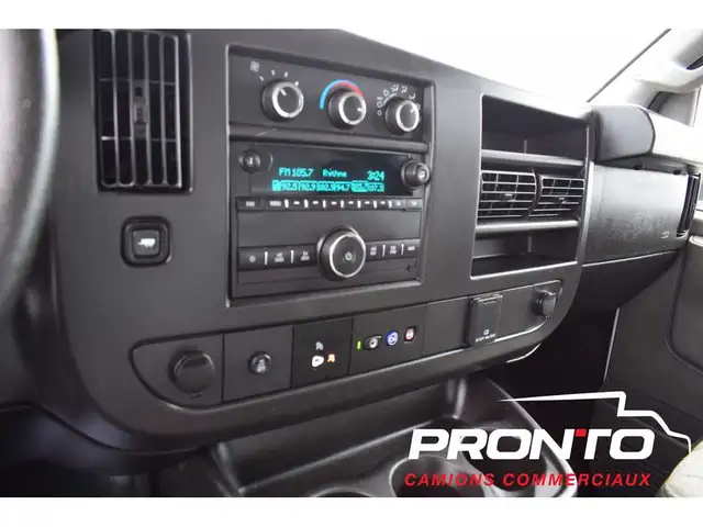 2025 Chevrolet Express Commercial Cutaway 3500  Cube 14 pieds - Photo 22