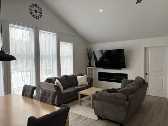 Immaculate Custom built 1-owner Home - Photo 3