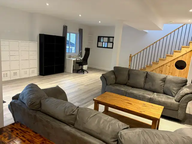 Immaculate Custom built 1-owner Home - Photo 6