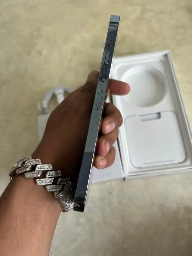 iPhone 13 Pro Max 128GB AirPods & Fast Charger - Photo 2