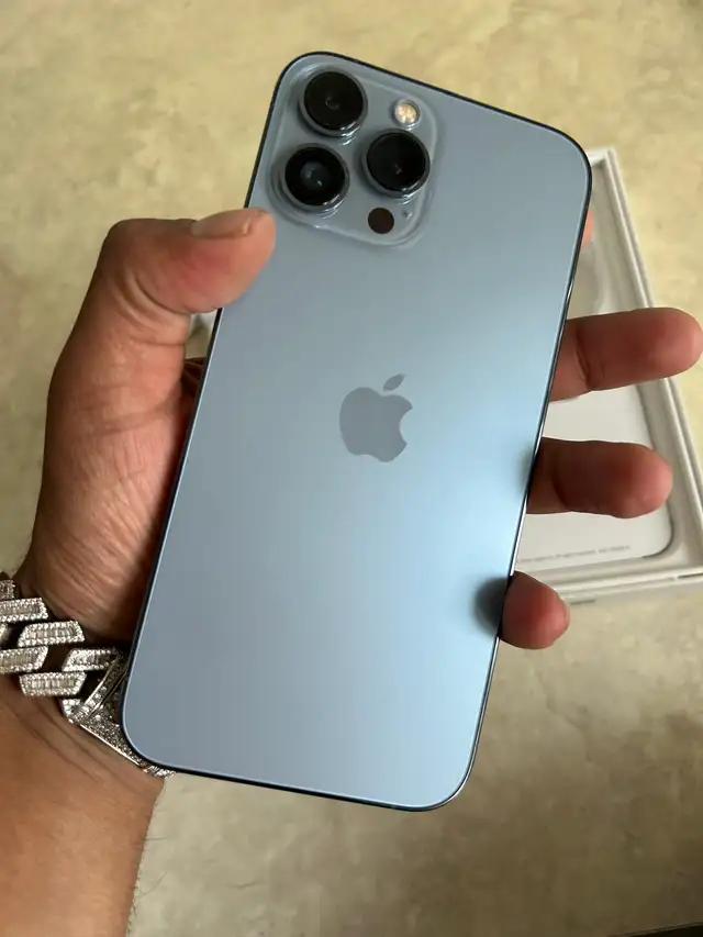 iPhone 13 Pro Max 128GB AirPods & Fast Charger - Photo 3