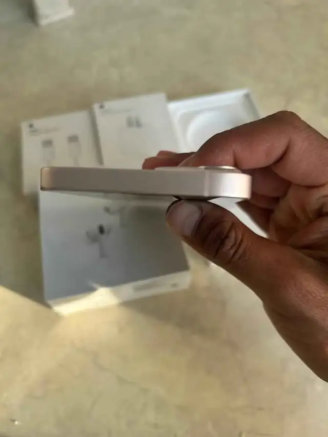 iPhone 13 128GB 100% battery health Airpods/Charger/Delivery - Photo 2