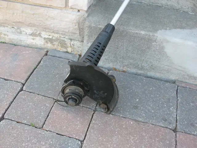 Black and Decker Corded Grass Trimmer - Photo 8