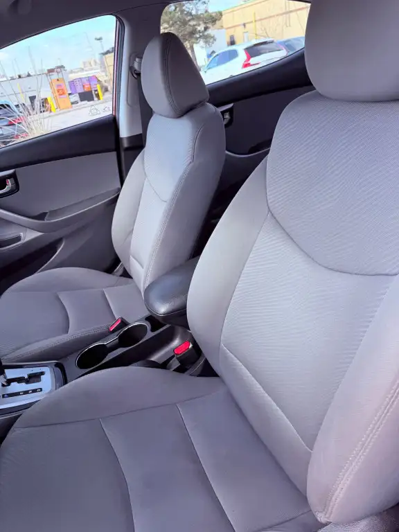 2012 Hyundai Elantra 4dr Sedan - Photo 11