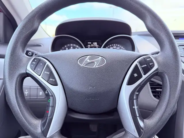 2012 Hyundai Elantra 4dr Sedan - Photo 16