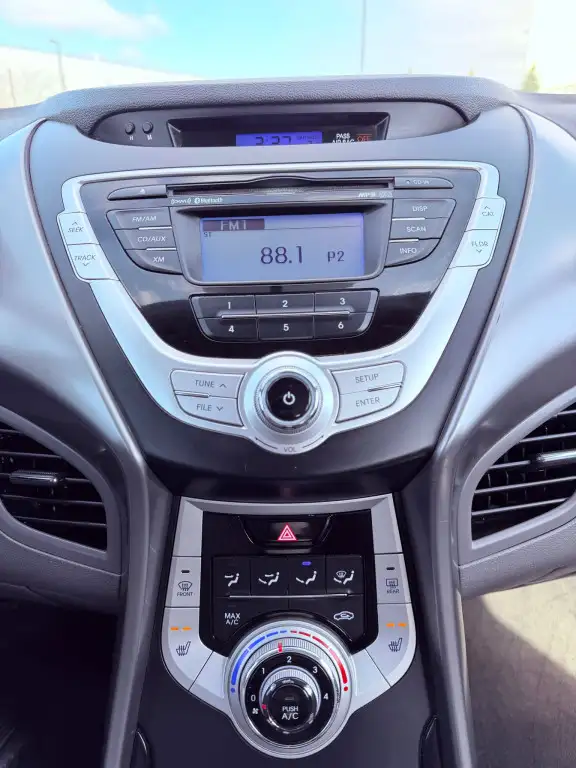 2012 Hyundai Elantra 4dr Sedan - Photo 19