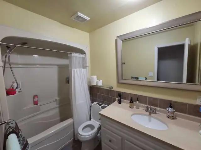 Private Room for Rent Across Niagara College - Welland Campus - Photo 4