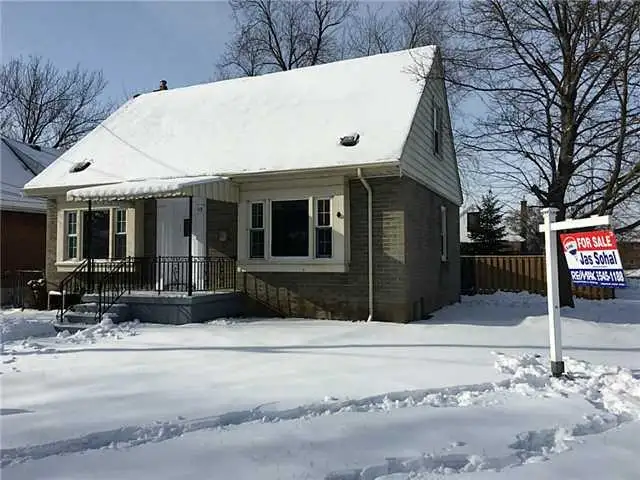 Nice Bedroom Near Mohawk College_Female only AC Included