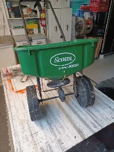 Scotts 1000 lawn seed/fertilzer spreader