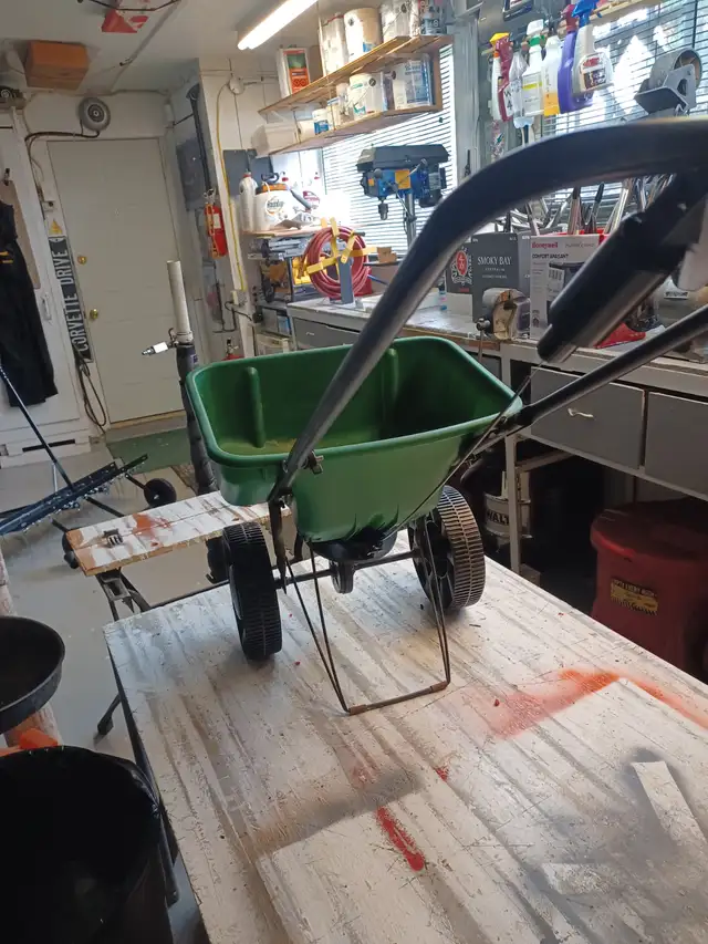 Scotts 1000 lawn seed/fertilzer spreader - Photo 2