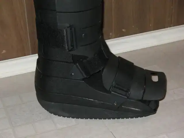 Adult size Air Cast Walking Boot - Photo 7