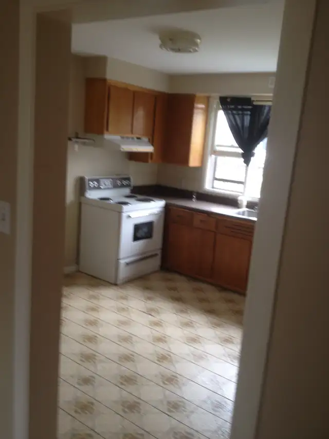 MAY- large 3 bed Dining walking  to General Hospital 1500 sq.ft - Photo 2