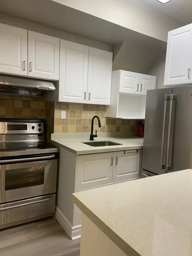 2 Bedroom in Prime High Park with a private backyard! - Photo 2