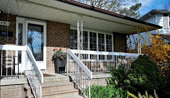 Three (3) Bedroom Detached House for Rent- Richmond Hill - Photo 2