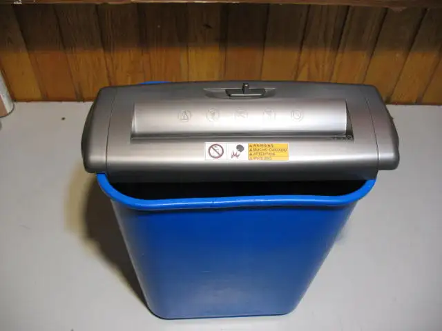 6 Sheet Paper Shredder, with Basket - Photo 9