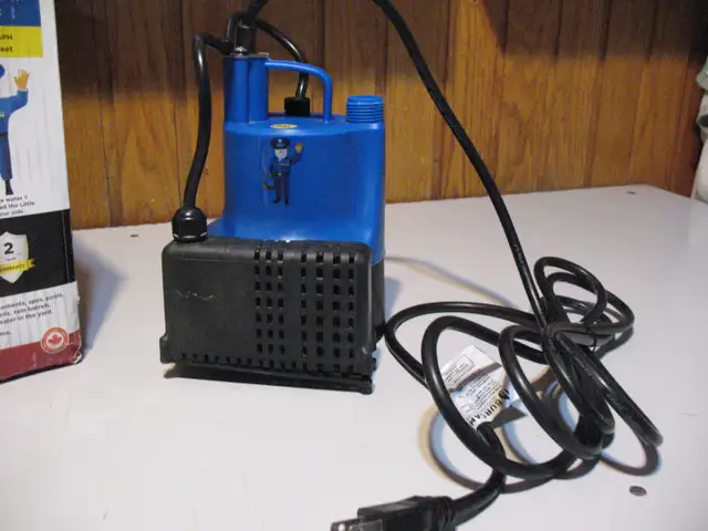 BURCAM 1/6HP Automatic Submersible Utility Pump - Photo 3