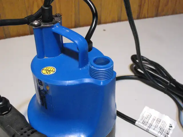 BURCAM 1/6HP Automatic Submersible Utility Pump - Photo 7