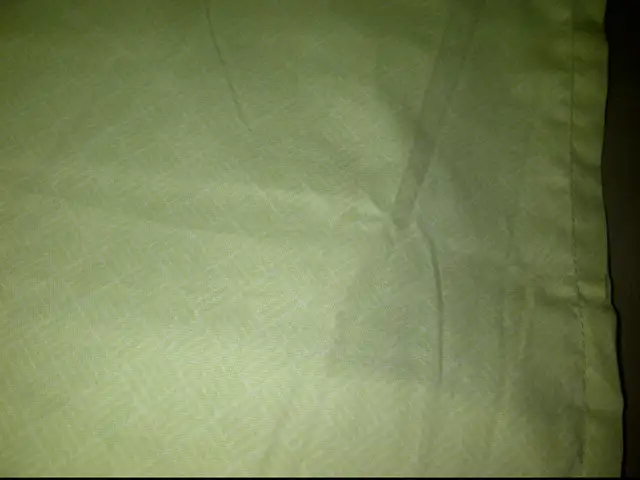 BELLE JUPE NEUVE VERTE PALE BLANCHE POUR LIT KING: $10.00