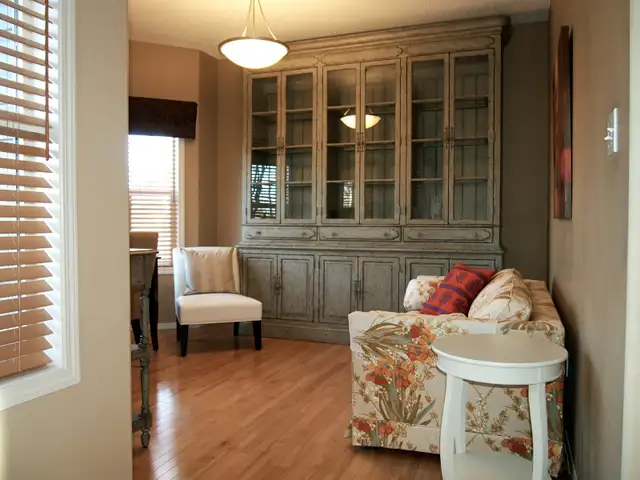 FURNISHED SW HOUSE! ALL UTILITIES! 3BED DEN! IK NET! TV! GARAGE! - Photo 3