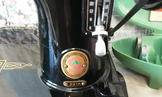 1961 red S 221k singer featherweight sewing machine - Photo 5