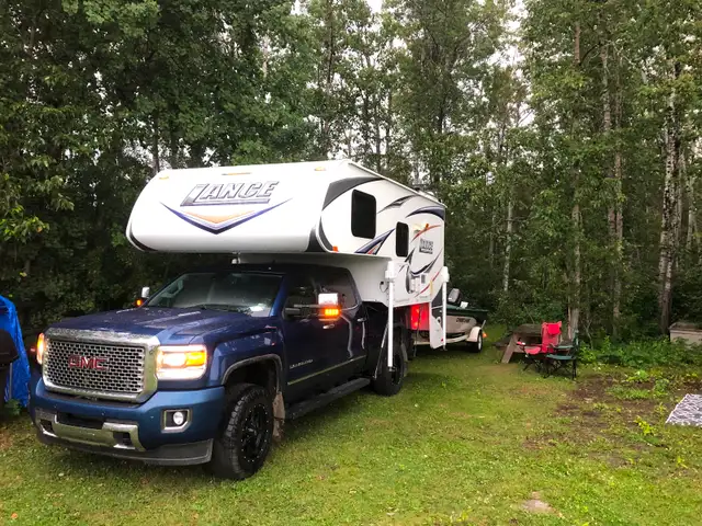 2010 Lance 855 Truck Camper - Photo 2